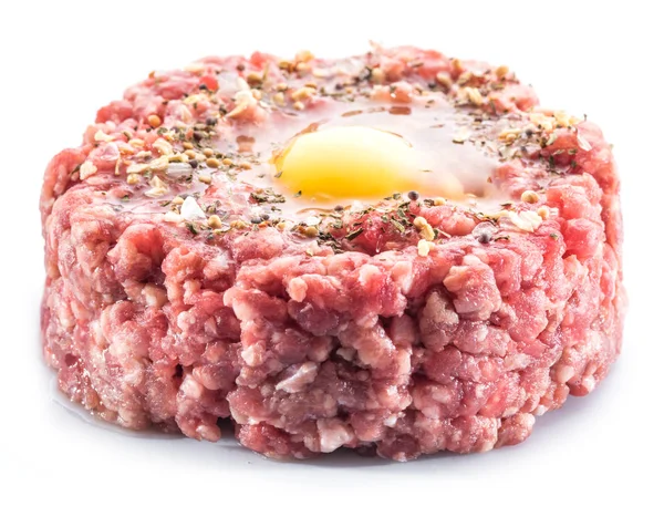 Chuleta molida o hamburguesa cruda con yema de huevo de codorniz y condimento — Foto de Stock