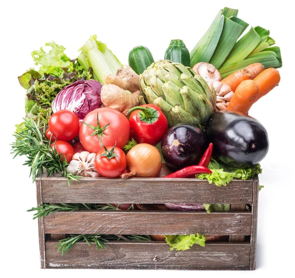 木制板条箱中的新鲜多色蔬菜. — 图库照片