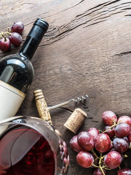 Copa de vino, botella de vino y uvas sobre fondo de madera. Vino ta —  Fotos de Stock