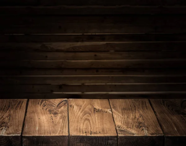 Starý dřevěný stůl a dřevěná stěna v pozadí. — Stock fotografie