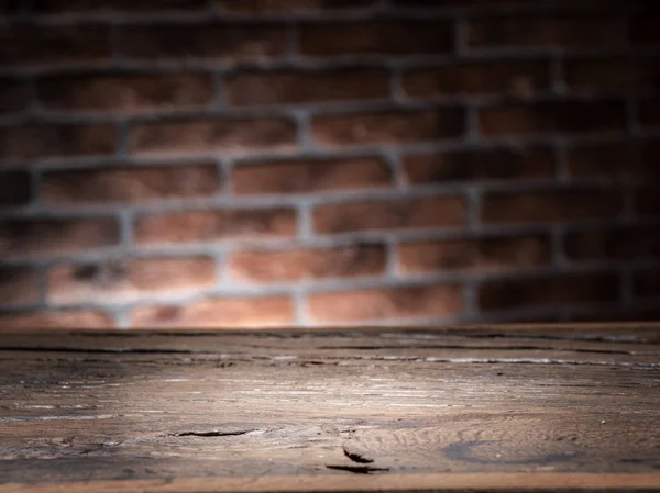 Old wooden empty table and brick wall in the background. — Stock Photo, Image