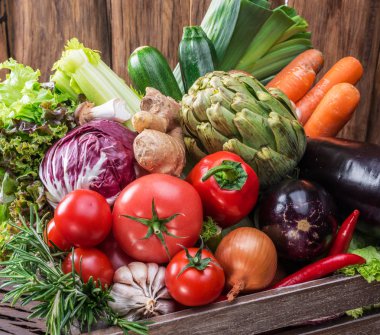 Taze sebze çok renkli ahşap sandık. Üstten Görünüm.