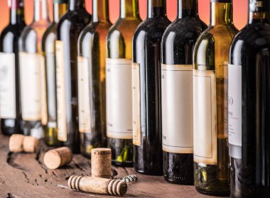 Şarap şişeleri hattı. Yakın çekim.