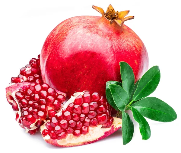 Mogen granatäpple frukter på den vita bakgrunden. — Stockfoto