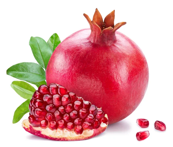 Mogen granatäpple frukter på den vita bakgrunden. — Stockfoto