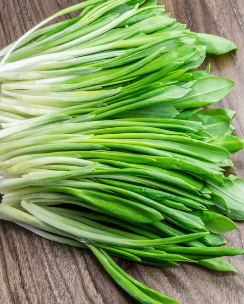 Jonge verse wilde knoflook op de houten tafel. — Stockfoto