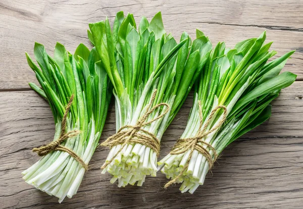 Jonge verse wilde knoflook op de houten tafel. — Stockfoto