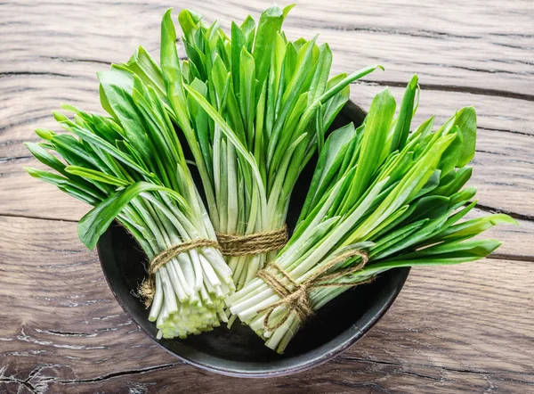 Jonge verse wilde knoflook op de houten tafel. — Stockfoto