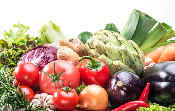Multi-färgade grönsaker i trälåda. — Stockfoto