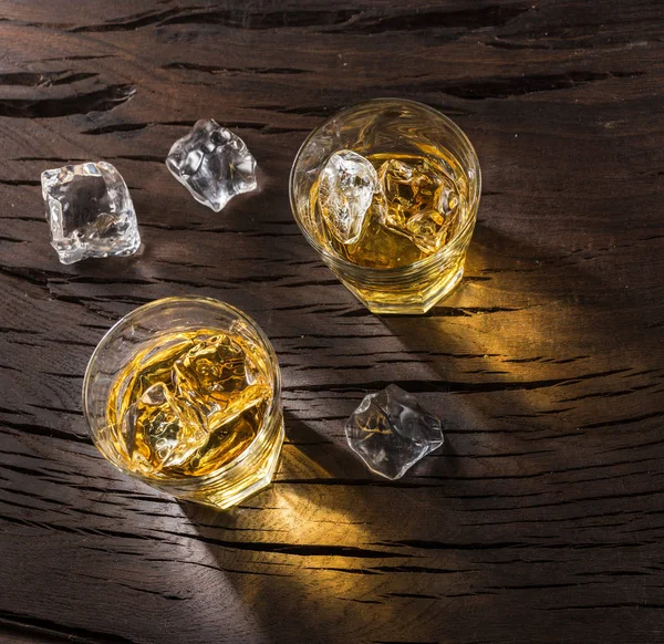 Whisky sklenice nebo sklenic whisky s ledem na dřevo — Stock fotografie