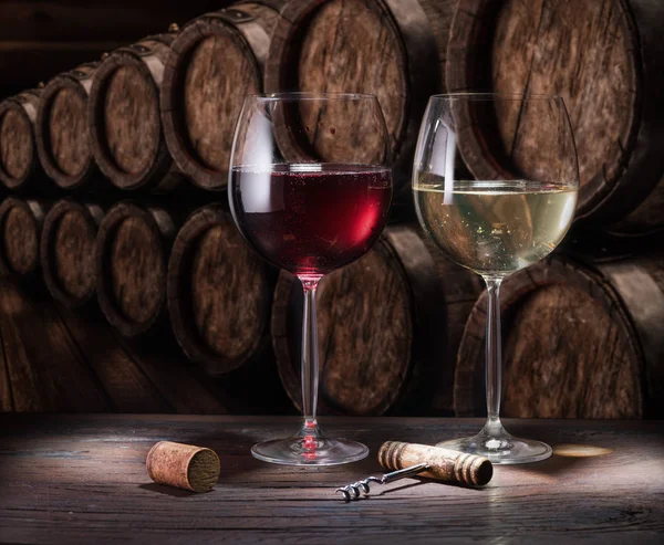 Copos de vinho na velha mesa de madeira. Vinificação no vinho ce — Fotografia de Stock