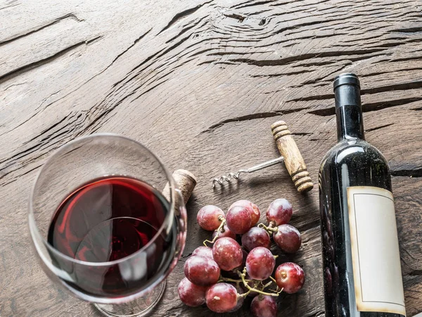 Copa de vino, botella de vino y uvas sobre fondo de madera. Vino ta —  Fotos de Stock