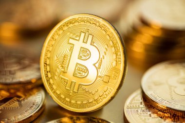 Altın arka plan üzerinde parlak fiziksel bitcoins. Blockchain technol