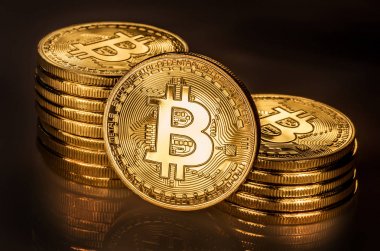 Siyah arka plan üzerine parlak fiziksel bitcoins. Blockchain technolo