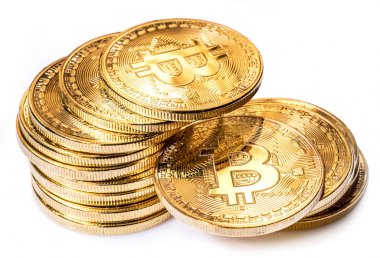 Beyaz arka plan üzerinde izole parlak fiziksel bitcoins. Blockchain