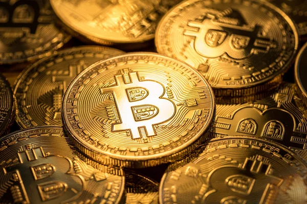 Bitcoins físicos brillantes. Tecnología Blockchain . —  Fotos de Stock