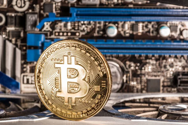 Bitcoins physiques brillants et équipement de tenue de dossiers. Exploitation minière loin — Photo