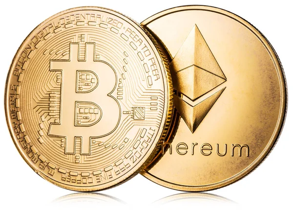 Fysiska bitcoin och ethereum mynt på vit bakgrund. Blockcha — Stockfoto