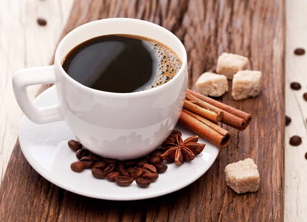 Tasse Kaffee, Kaffeebohnen und Zuckerwürfel. Nahaufnahme. — Stockfoto