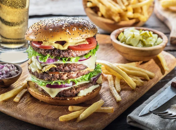 Grote hamburger en frietjes op de houten lade. — Stockfoto