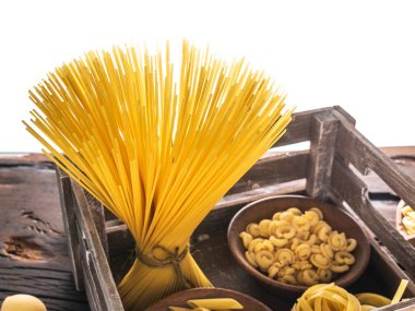 Ahşap masa türlerinde farklı makarna. 