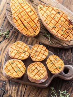 Eski ahşap masa üzerinde pişmiş soliman.rwash.