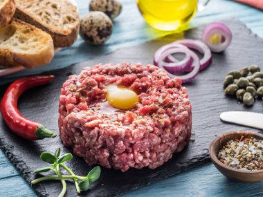 Steak tartare çiğ Bıldırcın yumurta sarısı, Kapari ve ekmek ile servis. 