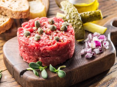 Steak tartare Kapari ile hizmet, salatalık turşusu ve doğranmış 