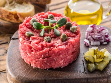 Steak tartare Kapari ile hizmet, salatalık turşusu ve doğranmış 