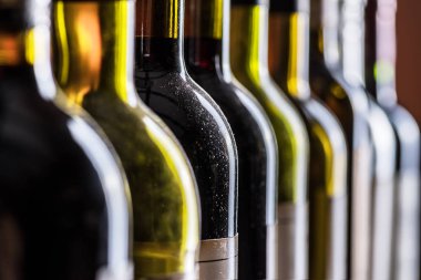 Şarap şişeleri hattı. Yakın çekim.