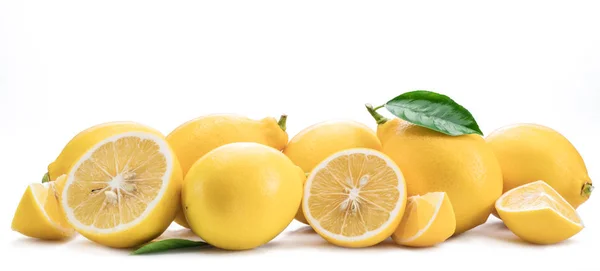 Много лимонных фруктов с лимонным листом изолированы. Горизонтальное фото . — стоковое фото
