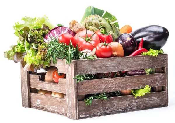 Frisches buntes Gemüse in Holzkiste. — Stockfoto