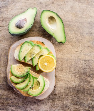 Avokado sandvish. Üstten Görünüm.