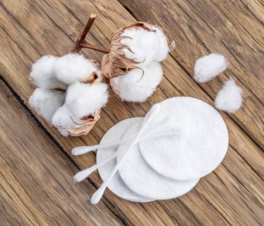 Kabarık pamuk ve pamuk temizleme bezi ve ahşap masa yastıkları.