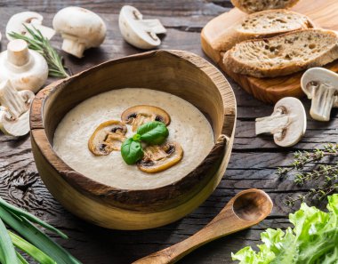 Ahşap masa üzerinde mantar krem çorbası. Üstten Görünüm.