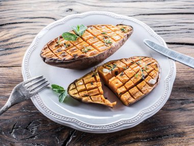 Eski ahşap masa üzerinde pişmiş soliman.rwash.