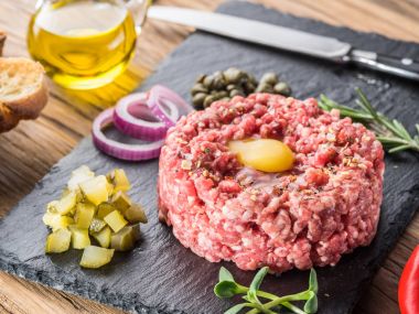Steak tartare çiğ Bıldırcın yumurta sarısı, Kapari ve ekmek ile servis. 