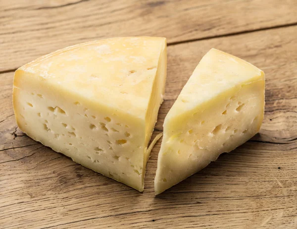 Trozos de queso casero en el fondo de madera . —  Fotos de Stock