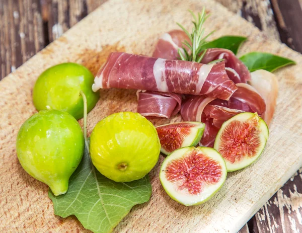 Frutos de figo maduros e bacon ou presunto. Alimentos para acompanhar o d — Fotografia de Stock
