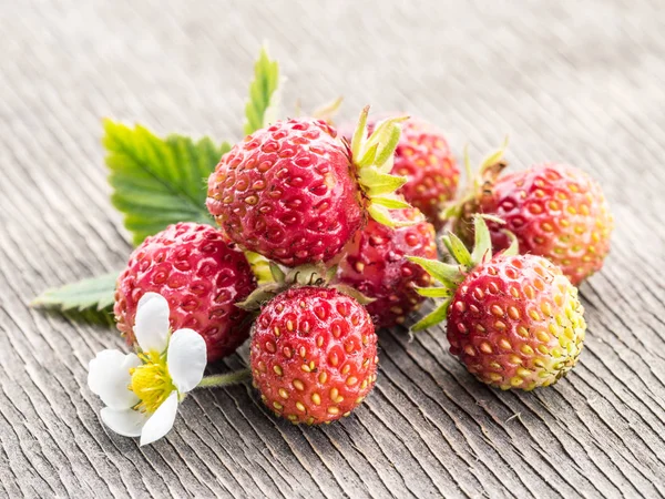 Fresas silvestres en el fondo de madera . — Foto de Stock