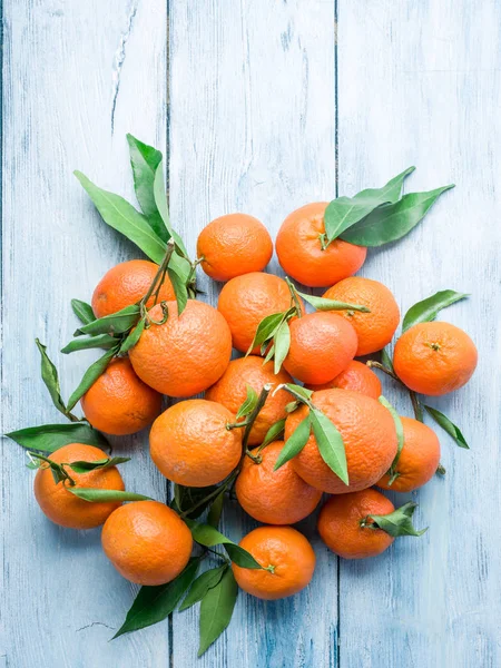 Zralé mandarinky na dřevěný stůl. — Stock fotografie