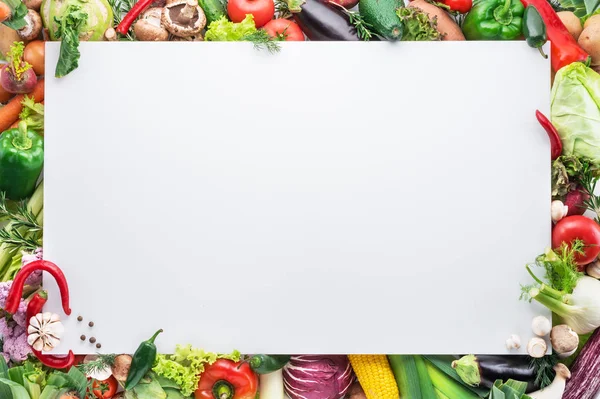 Διαφορετικά πολύχρωμα λαχανικά τοποθετημένα ως ένα πλαίσιο σε λευκό backg — Φωτογραφία Αρχείου