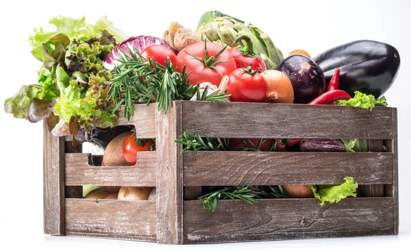 Légumes frais multicolores dans une caisse en bois . — Photo