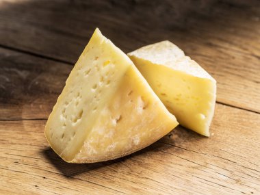 Ahşap zemin üzerine ev yapımı peynir parçalarını.