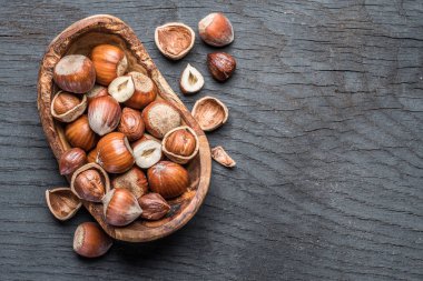 Kajuya veya masanın üzerine ahşap kase fındık.