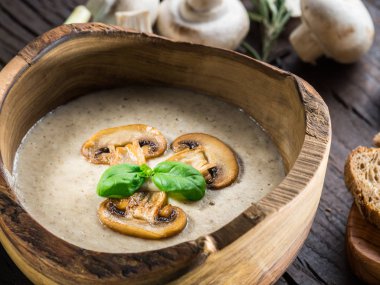 Ahşap masa üzerinde mantar krem çorbası. Üstten Görünüm.