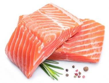 Beyaz arka plan üzerinde taze Çiğ somon fileto.