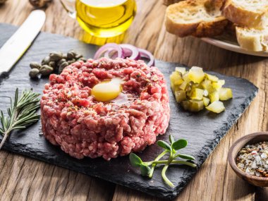Steak tartare hizmet çiğ Bıldırcın yumurta sarısı ve diğer tartare ile ben