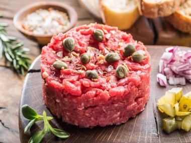 Steak tartare Kapari ile hizmet, salatalık turşusu ve doğranmış 