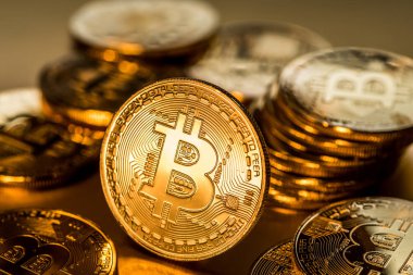 Altın arka plan üzerinde parlak fiziksel bitcoins. Blockchain technol